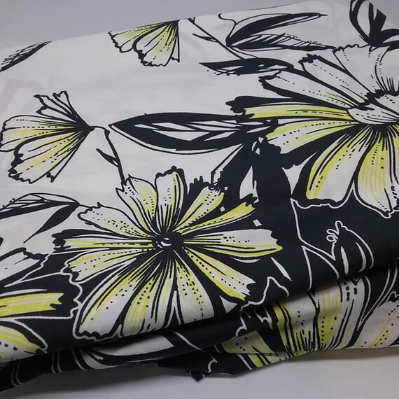 Retro Daisy Printed Material, Polly/cotton Fabric, Black, White, Yellow