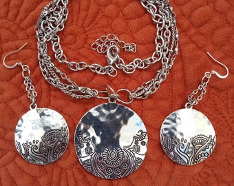 Round polished jewelry set. Embossed round disk pendant necklace and earrings set.