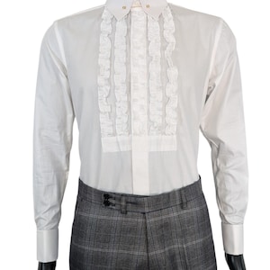 Op de afbeelding: Wit overhemd met een gerimpelde voorkant en een klassieke kraag. Het overhemd wordt gecombineerd met een grijze geruite broek. De mannequin draagt een formele outfit, geschikt voor speciale gelegenheden.