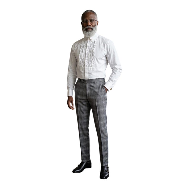 Op de afbeelding: Een man draagt een wit overhemd met een gefronsde voorkant, een grijze geruite broek en zwarte schoenen. De formele kleding is een klassieke stijl, geschikt voor speciale gelegenheden.