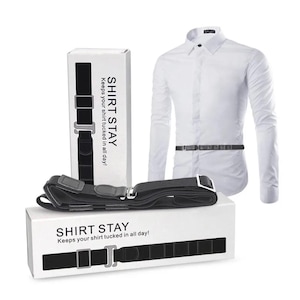 Könnte beinhalten: Ein schwarzer Hemdhalter-Gürtel mit silberfarbenen Metallschnallen und eine weiße Schachtel mit dem Text "SHIRT STAY Keeps your shirt tucked in all day!". Ein weißes Hemd ist ebenfalls abgebildet.