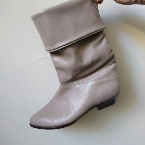 The perfect low heel 1980s leather boots by Dexter. Size 9.