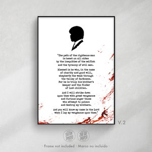 Poster Jules Winnfield, con el versículo de Ezekiel 25 17 del personaje interpretado por Samuel L Jackson. El cartel minimalista es un homenaje a la película Pulp Fiction del director Quentin Tarantino. El diseño original muestra el discurso con texto en minúsculas negras sobre fondo blanco, decorado con salpicaduras rojas de sangre. En la parte superior, la silueta negra de perfil de Jules Winnfield. Una lámina cinéfila perfecta para amantes del cine clásico y fans del film Pulp Fiction.