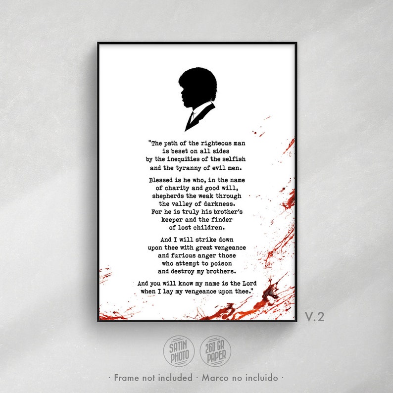 Poster Jules Winnfield, con el versículo de Ezekiel 25 17 del personaje interpretado por Samuel L Jackson. El cartel minimalista es un homenaje a la película Pulp Fiction del director Quentin Tarantino. El diseño original muestra el discurso con texto en minúsculas negras sobre fondo blanco, decorado con salpicaduras rojas de sangre. En la parte superior, la silueta negra de perfil de Jules Winnfield. Una lámina cinéfila perfecta para amantes del cine clásico y fans del film Pulp Fiction.