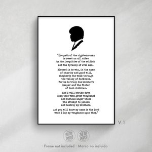 Poster Pulp Fiction, con el famoso versículo Ezekiel 25 17 de la icónica escena de Jules Winnfield. El cartel original de la película de Quentin Tarantino, muestra el discurso del personaje interpretado por Samuel L Jackson, con el diseño minimalista de un texto negro en minúsculas sobre fondo blanco. En la parte superior, la silueta de la cabeza de Jules Winnfield, en vista de perfil y color negro. Un regalo perfecto para para amantes del cine de culto, fans de Tarantino y decoración cinéfila.