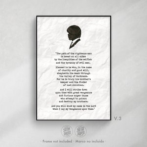 Poster Pulp Fiction, con el versículo de Ezekiel 25 17 de Jules Winnfield. Un cartel cinéfilo homenaje a la película de Quentin Tarantino, con el icónico monólogo del personaje interpretado por Samuel L Jackson. El diseño minimalista presenta el texto en minúsculas negras sobre fondo de textura arrugada. En la parte superior, la silueta de la cabeza de Jules Winnfield, en vista de perfil y color negro. El regalo cinéfilo perfecto para entusiastas del cine clásico de Tarantino.