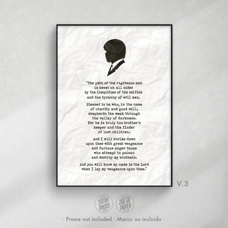 Poster Pulp Fiction, con el versículo de Ezekiel 25 17 de Jules Winnfield. Un cartel cinéfilo homenaje a la película de Quentin Tarantino, con el icónico monólogo del personaje interpretado por Samuel L Jackson. El diseño minimalista presenta el texto en minúsculas negras sobre fondo de textura arrugada. En la parte superior, la silueta de la cabeza de Jules Winnfield, en vista de perfil y color negro. El regalo cinéfilo perfecto para entusiastas del cine clásico de Tarantino.