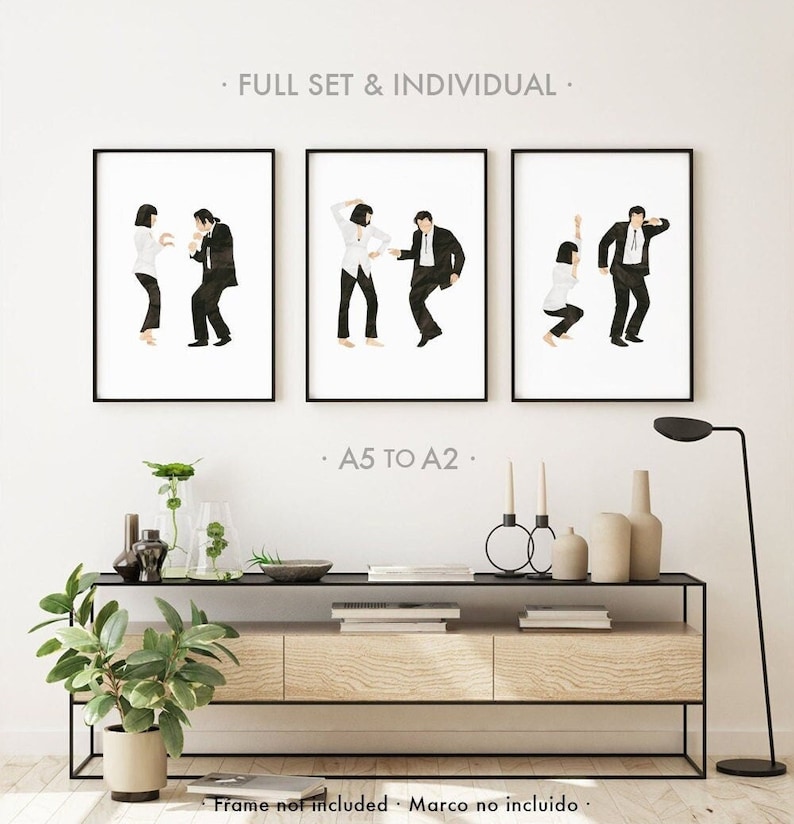 Set minimalista de 3 carteles de Pulp Fiction, la famosa pelicula de Quentin Tarantino. Este conjunto de impresiones de cine son unas ilustraciones originales con la escena de baile de Vincent Vega y Mia Wallace. El regalo perfecto para cinefilos.
