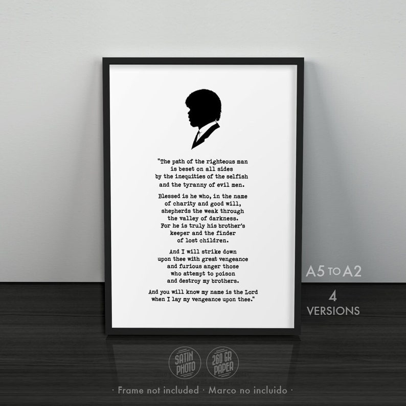 Poster Pulp Fiction, con el versículo de Ezekiel 25 17 en la icónica escena de Jules Winnfield. Un cartel minimalista de la película de Quentin Tarantino, con el famoso discurso del personaje interpretado por Samuel L Jackson. El diseño original presenta el texto negro en minúsculas sobre fondo blanco. En la parte superior, la silueta de la cabeza de Jules Winnfield, en vista de perfil y en color negro. Un regalo ideal para amantes del cine clásico, hombres cinéfilos y fans de Tarantino.