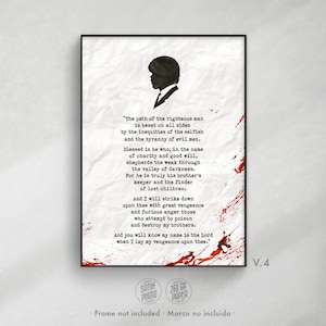 Poster Pulp Fiction, con el monólogo famoso de Ezekiel 25 17. El cartel alternativo es un homenaje a Jules Winnfield y su icónica escena de la película de Quentin Tarantino. El diseño minimalista muestra el texto en minúsculas negras sobre fondo de textura arrugada, decorado con salpicaduras rojas de sangre. En la parte superior, la silueta de la cabeza de Jules Winnfield. Una lámina original ideal para regalar a hombres cinéfilos y fans entusiastas de Quentin Tarantino.