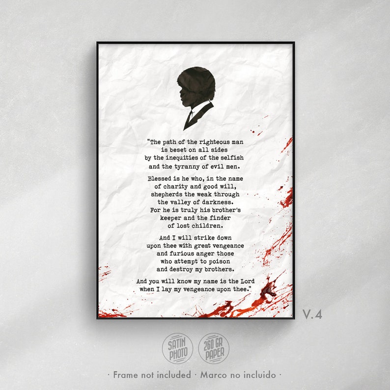 Poster Pulp Fiction, con el monólogo famoso de Ezekiel 25 17. El cartel alternativo es un homenaje a Jules Winnfield y su icónica escena de la película de Quentin Tarantino. El diseño minimalista muestra el texto en minúsculas negras sobre fondo de textura arrugada, decorado con salpicaduras rojas de sangre. En la parte superior, la silueta de la cabeza de Jules Winnfield. Una lámina original ideal para regalar a hombres cinéfilos y fans entusiastas de Quentin Tarantino.