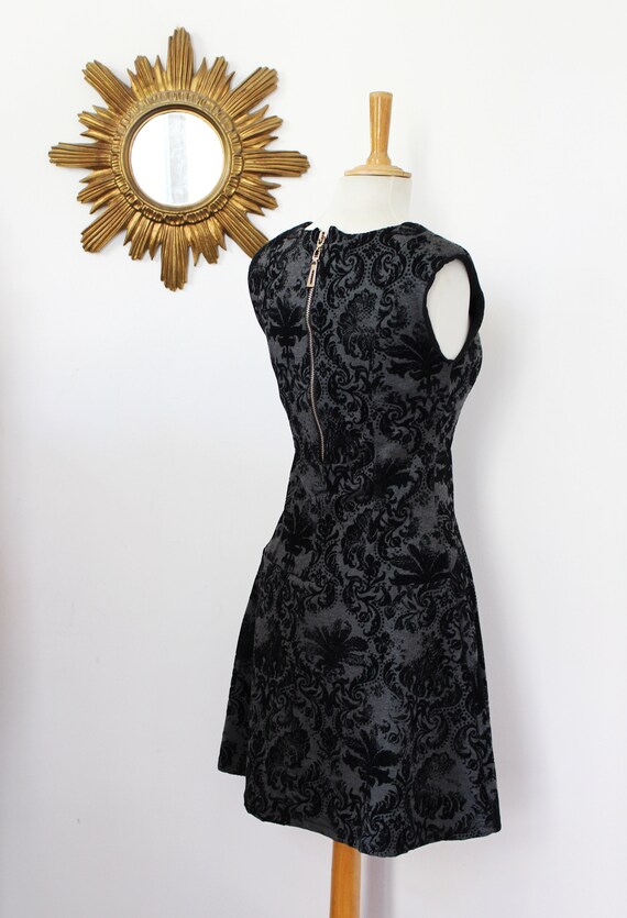 Baroque vintage dress in black and grey sleeveles… - image 5