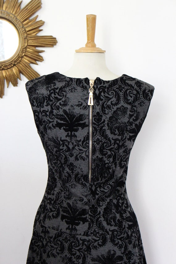 Baroque vintage dress in black and grey sleeveles… - image 8