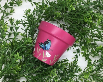 Jardinera para interior o exterior pintada a mano - Maceta para flores o suculentas con drenaje - Mariposas y flores - Decoración del hogar - Regalo de cumpleaños