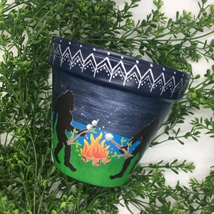Handbemalter Übertopf - Bigfoot Roasting Marshmallows - Geschenkideen - Naturliebhaber - Haus- und Bürodekor