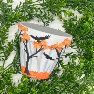 Jardinera interior/exterior pintada a mano - Flor o maceta suculenta con drenaje - Pájaros negros - Árboles de otoño - Decoración del hogar - Regalo de cumpleaños