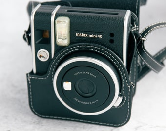 Fujifilm Instax Mini 40 Tasche mit Trageriemen. Instax Mini 40 Kameratasche. Schützende Tasche für Instax Mini 40 Kamera. Instax Kameratasche.