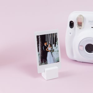 Support photo pour les photos Fujifilm Instax Mini, Instax SQ ou Instax Wide. Support photo Instax. Porte-photos en bois. Présentoir photo, porte-cartes.