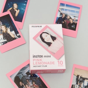 以下が含まれることがあります： フジフイルム インスタックスミニ ピンクレモネード インスタントフィルムの1パック。パッケージはピンクと白で、ピンクレモネードのフレームで女性の写真が載っています。パッケージのテキストは「instax mini ピンクレモネード インスタントフィルム 10枚」です。