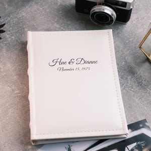 パーソナライズされた5x7フォトアルバム：フェイクレザーのスリップインポケットアルバム（13 x 18 cmの写真50～100枚用）