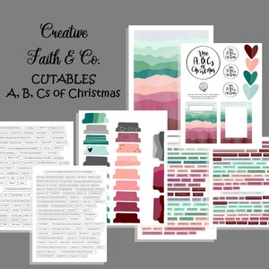 Pode incluir: Um conjunto de recortes de Natal imprimíveis com uma paisagem de montanha em aquarela, versículos bíblicos e letras do alfabeto. Os recortes são em tons de verde, rosa e bordô.