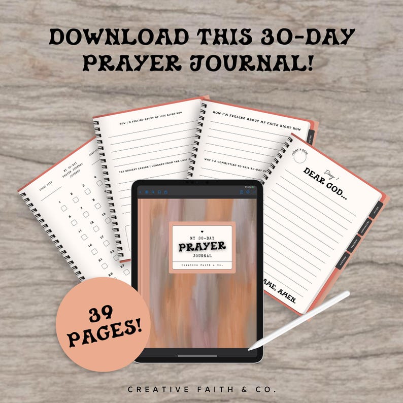 Może przedstawiać: Cyfrowa ilustracja 30-dniowego dziennika modlitwy z akwarelowym tłem w kolorze brzoskwiniowym i brązowym. Tekst "MY 30-DAY PRAYER JOURNAL" jest czarny z sercem nad słowem "PRAYER". Tekst "CREATIVE FAITH & CO." znajduje się na dole obrazu. Dziennik ma 39 stron.