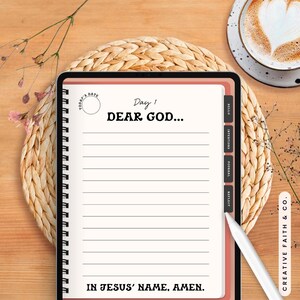 Może przedstawiać: Cyfrowy planer z r&oacute;żową i białą okładką. Planer zawiera sekcję "Drogi Boże..." i sekcję "W imieniu Jezusa, Amen." Planer zawiera r&oacute;wnież sekcje "Witaj", "Zamiary", "Dziennik" i "Reflektuj".