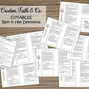 以下が含まれることがあります： 「Rest in Him Devotions」というタイトルと表紙に「Creative Faith & Co. Cuttables」というテキストが書かれた、印刷可能な祈りのカードのセット。これらのカードは、個人的な反省と精神的な成長のために設計されています。