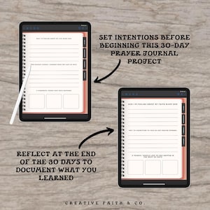 Może przedstawiać: Cyfrowy planer z r&oacute;żową i białą okładką. Planer jest otwarty na stronie z tekstem "Set Intentions Before Beginning This 30-Day Prayer Journal Project". Planer leży na drewnianej powierzchni.