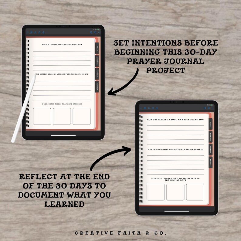 Może przedstawiać: Cyfrowy planer z r&oacute;żową i białą okładką. Planer jest otwarty na stronie z tekstem "Set Intentions Before Beginning This 30-Day Prayer Journal Project". Planer leży na drewnianej powierzchni.