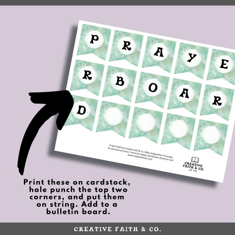 Może przedstawiać: Drukowana zielono-biała baner z napisem "PRAYER BOARD" czarnymi literami. Baner jest przeznaczony do wycięcia i użycia jako dekoracja tablicy ogłoszeń.