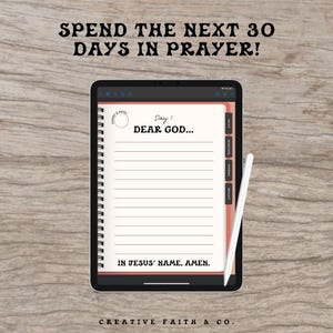 Może przedstawiać: Cyfrowy planer na ekranie tabletu z tekstem "SPEND THE NEXT 30 DAYS IN PRAYER!" i "Day 1 DEAR GOD... IN JESUS' NAME, AMEN." Planer ma r&oacute;żowe tło i białe spiralne oprawienie.