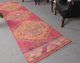 ヴィンテージトルコランナーラグ、鮮やかな幾何学模様、大胆なピンクと