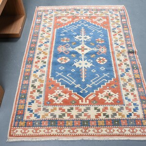 Vintage Turks accenttapijt, handgeweven tapijt van 4 x 5 ft, kleurrijke geometrische patronen, blauw en rood decor, authentiek huisdecor