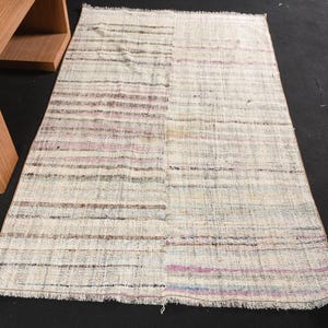 Alfombra Kilim turca vintage de 1,28 x 2,04 m, alfombra de lana con borde blanco.