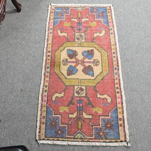 Vintage Turkse deurmat, 2 x 3 ft, kleurrijk geometrisch ontwerp, rood en blauw patroon, handgemaakt accenttapijt