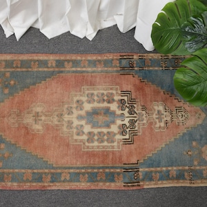 Vintage Turks vloerkleed, verweerd 2 x 3 ft, unieke geometrische patronen, zachte rode en blauwe tinten