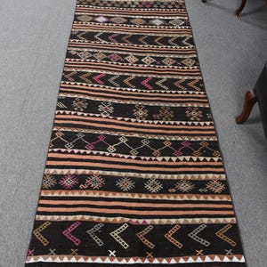 Alfombra turca vintage, alfombra Kilim de 3x10,9 pies, alfombra de lana con retazos en negro y marrón.