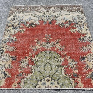 ヴィンテージ ウシャク絨毯 4.5x5.1フィート、赤と緑のパッチワーク ウール トルコ絨毯