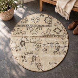 Vintage Isparta Wool Patchwork Round Area Rug, Beige Patchwork Rug, 2.5 x 3 ft, Turkish Wool Decor Accent Piece
