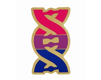 Könnte beinhalten: Eine goldfarbene Anstecknadel mit einem DNA-Doppelhelix-Design. Die Helix ist in den Farben der bisexuellen Pride-Flagge gefärbt: rosa, lila und blau.