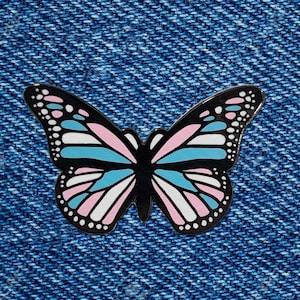 Mariposa monarca de la bandera del orgullo oculto transgénero, pin esmaltado de 1.5 pulgadas