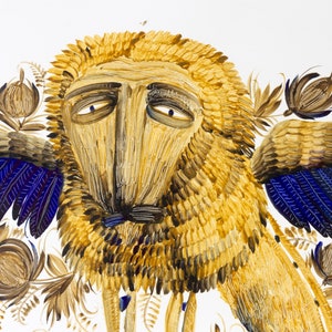 以下が含まれることがあります： 金、青、茶色の色合いで描かれた、翼のあるライオンの絵。ライオンは、詳細なたてがみと翼を持ち、花のモチーフが描かれています。白い背景に描かれたアートワークです。