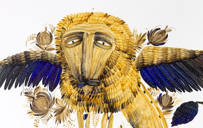 以下が含まれることがあります： 金、青、茶色の色合いで描かれた、翼のあるライオンの絵。ライオンは、詳細なたてがみと翼を持ち、花のモチーフが描かれています。白い背景に描かれたアートワークです。