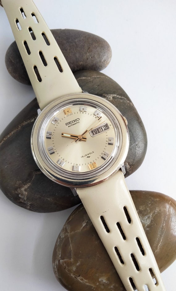 VIDEO Raro reloj de pulsera automatico vintage Seiko 7006 UFO con fecha de los anos 70 esfera plateada para caballero regalo de cumpleanos vintage relojes japoneses Etsy Espana