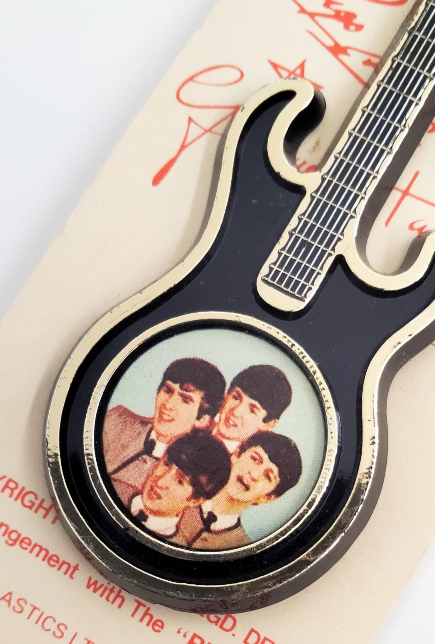 【在庫限り】 RARE! Vintage Beatles Badge Plastic Guitar Brooch Pin ミュージシャン