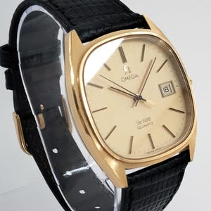 Vídeo* Impresionante reloj de cuarzo suizo vintage Omega De Ville con caja de TV dorada y fecha para hombre, ideal como regalo de cumpleaños, accesorio de película, reloj unisex