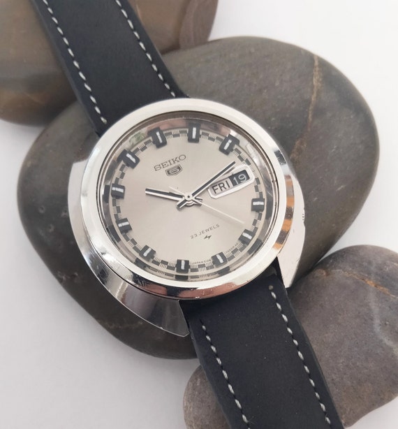 VIDEO Vintage SEIKO 5 Racer Dial Automatic Date 1970 s Gent s Automatic Watch Silver Sunburst Suwa Dial Wristwatch Japan Seiko Timepiece Etsy Canada