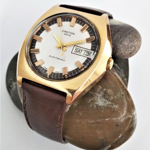 VIDEO* Vintage Swiss Croton 1878 elettronico giorno/data placcato oro orologio svizzero da uomo cassa tonneau/barile quadrante dorato sunburst cinturino in pelle