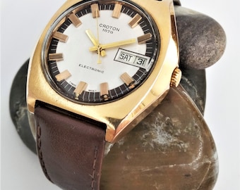 VIDEO* Vintage Swiss Croton 1878 Electronic Day/Date Gold Plated Gents Swiss Watch Tonneau/Barrel Case Gold Sunburst Dial Leather Strap